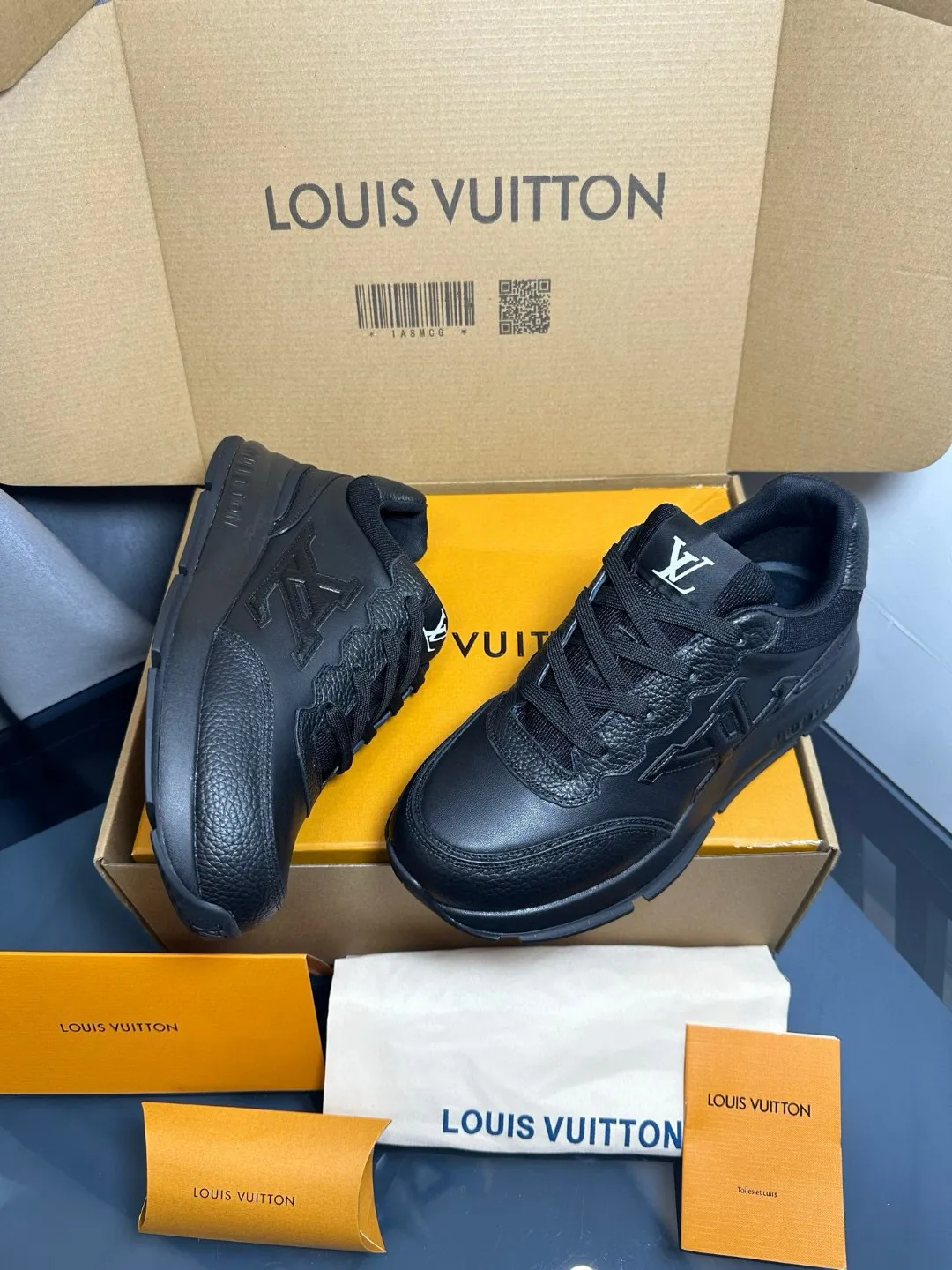 Factory price: 700💰🌈LV | Louis Vuitton 2025𝐬𝐬 🧡💚2025 spring and summer new style top version‼ ️The original version is the same. The counter focuses on the latest casual shoes and new hard goods🆕 ❥Purchasing agent level! Full of high-end feel! A popular model among bloggers at home and abroad, it’s retro and fashionable, and looks stunning on your feet! Wear a lot of happiness! The official website's main recommendation★ ━━━━━ ЅᏇєєt ━━━━━ ▪️Upper: Original custom-made imported calfskin fabric ▪️Inner: breathable gauze imported from Italy ▪️Outsole: rubber foam ➕t men's men's shoes 💰u high-end outsole ▪️Color: nine colors available ▪️Shoe size: 35-44, (45, 46 customized)